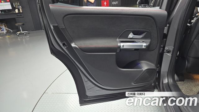 Mercedes-Benz GLB-Class 2020 — photo 15