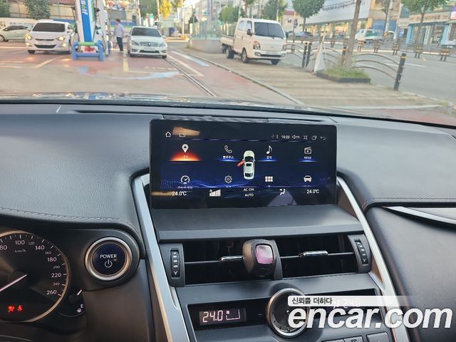 Lexus NX 2017 — photo 11