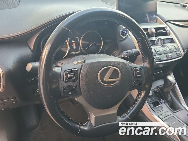 Lexus NX 2017 — photo 12