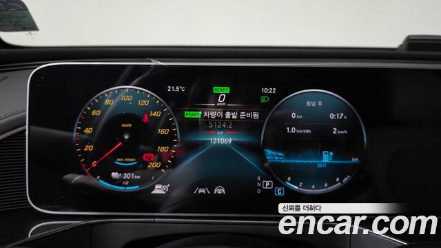 Mercedes-Benz EQC 2020 — photo 8