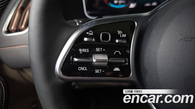 Mercedes-Benz EQC 2020 — photo 16