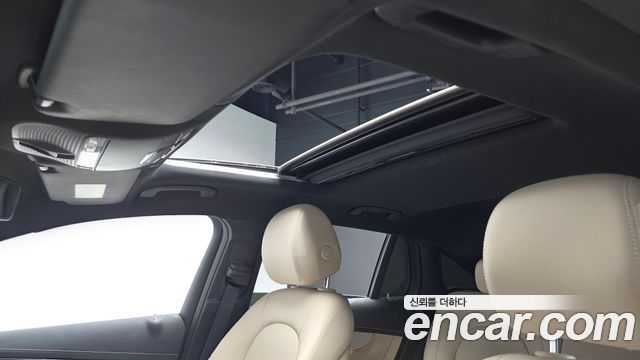 Mercedes-Benz EQC 2020 — photo 17