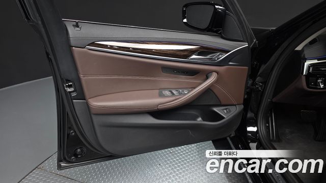 BMW 5-Series 2023 — photo 14