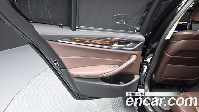 BMW 5-Series 2023 — photo 15