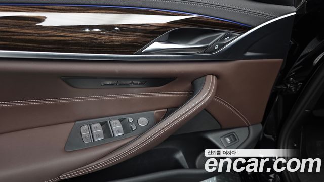 BMW 5-Series 2023 — photo 30
