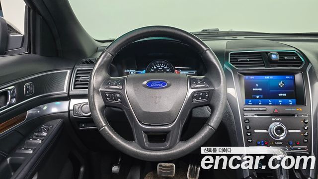 Ford Explorer 2017 — photo 18