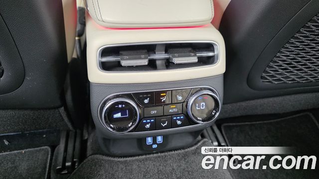 Genesis GV70 2023 — photo 25