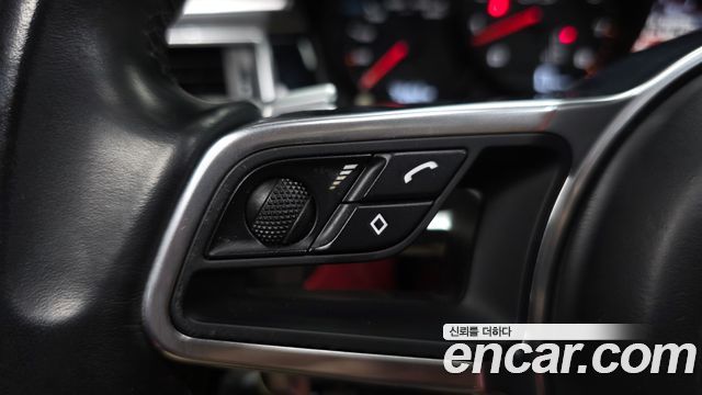 Porsche Macan 2017 — photo 30