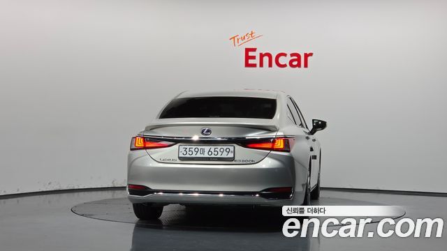Lexus ES 2020 — photo 4