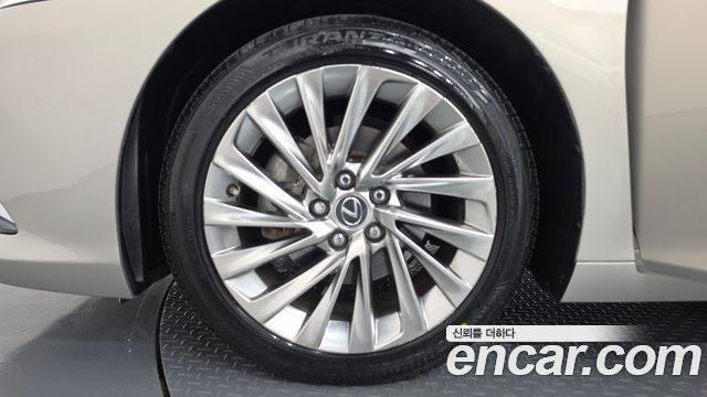Lexus ES 2020 — photo 5