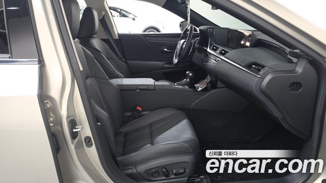 Lexus ES 2020 — photo 11