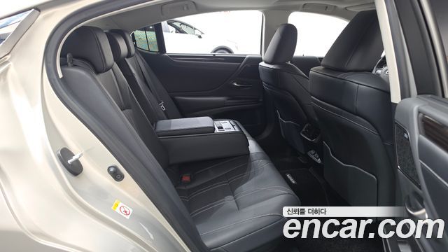 Lexus ES 2020 — photo 12