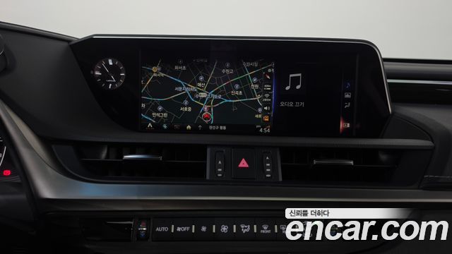 Lexus ES 2020 — photo 13