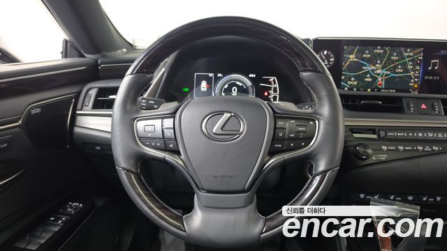 Lexus ES 2020 — photo 14