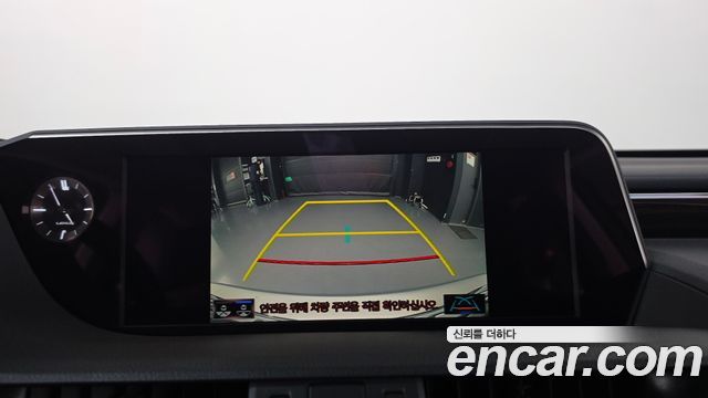 Lexus ES 2020 — photo 15