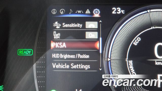 Lexus ES 2020 — photo 17