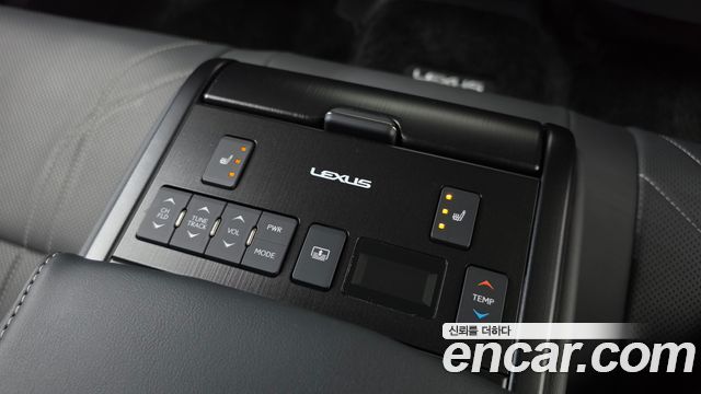 Lexus ES 2020 — photo 18