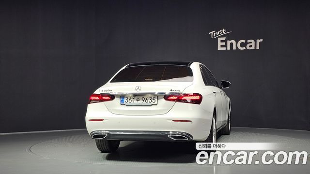 Mercedes-Benz E-Class 2023 — photo 4