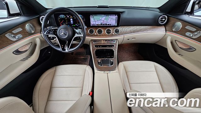 Mercedes-Benz E-Class 2023 — photo 10
