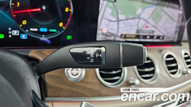 Mercedes-Benz E-Class 2023 — photo 12