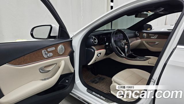 Mercedes-Benz E-Class 2023 — photo 13