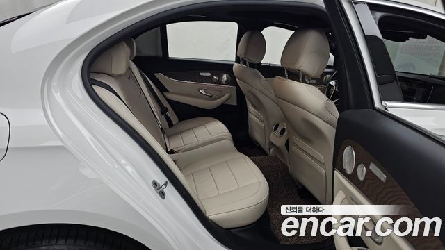 Mercedes-Benz E-Class 2023 — photo 17