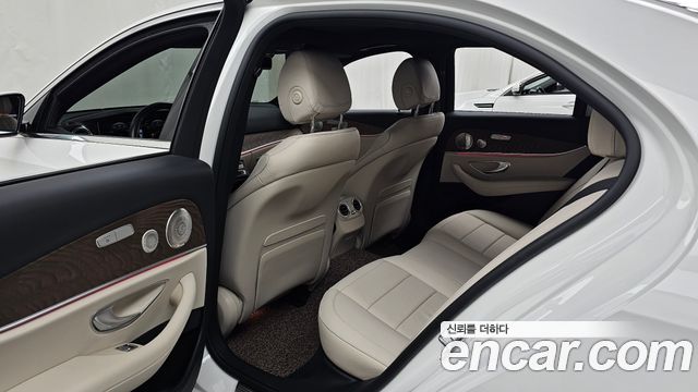 Mercedes-Benz E-Class 2023 — photo 18