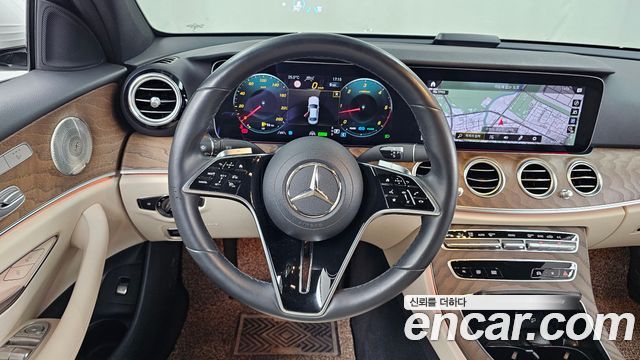 Mercedes-Benz E-Class 2023 — photo 19