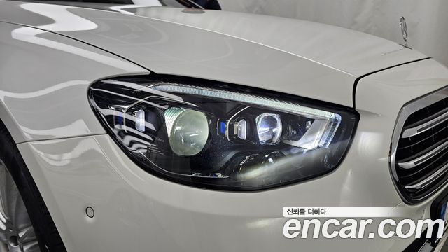 Mercedes-Benz E-Class 2023 — photo 8