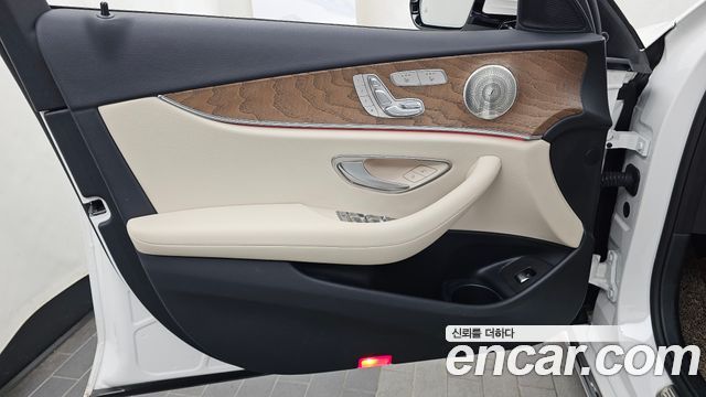 Mercedes-Benz E-Class 2023 — photo 14