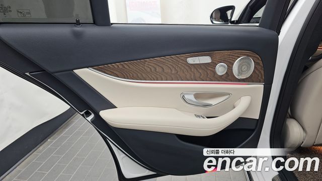 Mercedes-Benz E-Class 2023 — photo 15