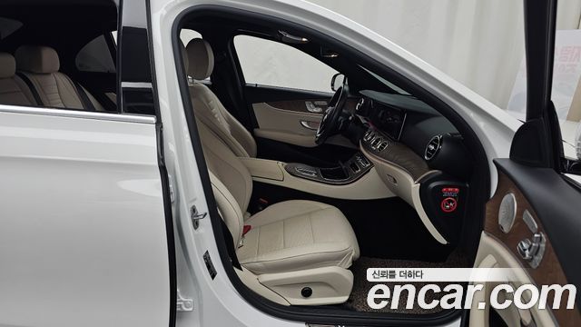 Mercedes-Benz E-Class 2023 — photo 16
