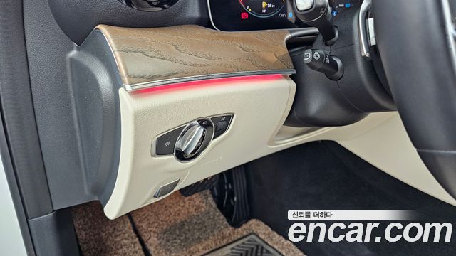 Mercedes-Benz E-Class 2023 — photo 27