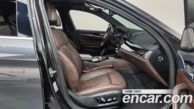 BMW 5-Series 2018 — photo 11