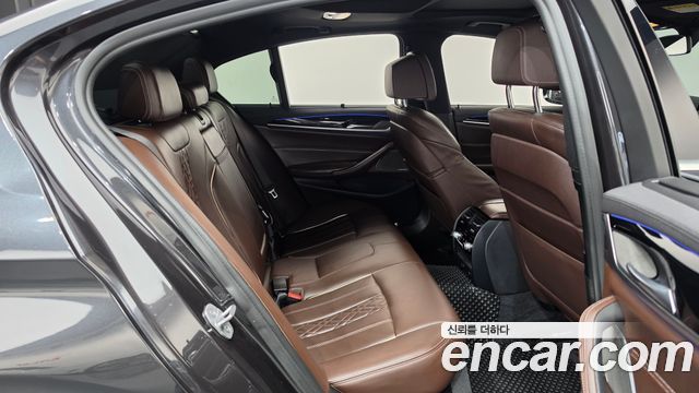 BMW 5-Series 2018 — photo 12