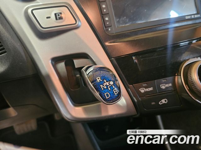 Toyota Prius 2017 — photo 9