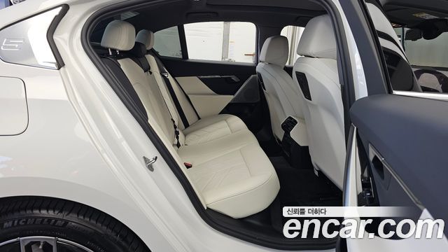 BMW 5-Series 2026 — photo 12