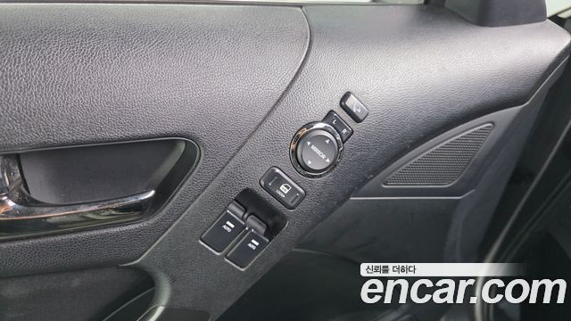 Hyundai Genesis 2011 — photo 16