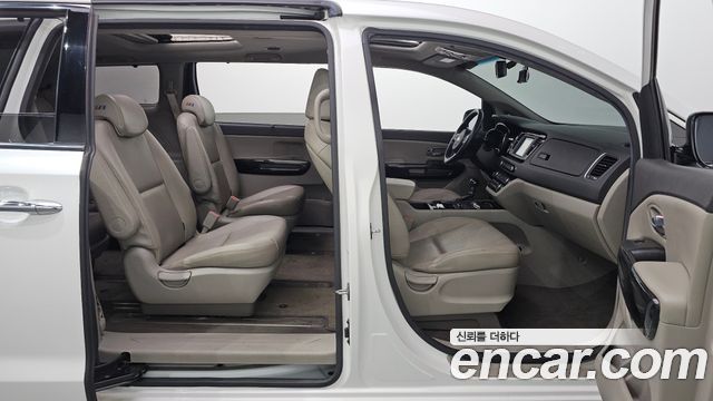 Kia Canival 2016 — photo 25