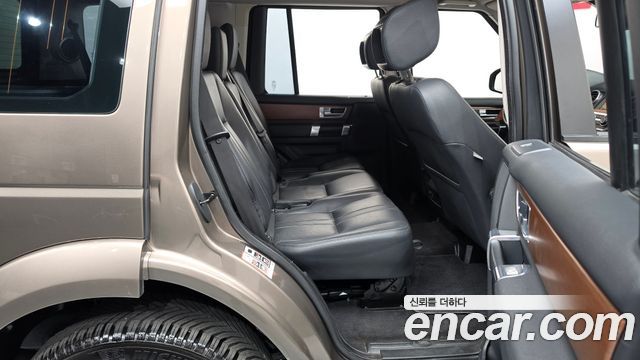 Land Rover Discovery 2015 — photo 17