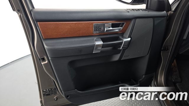 Land Rover Discovery 2015 — photo 14
