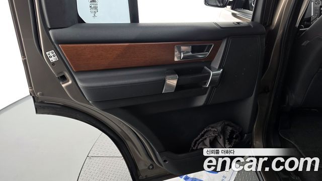 Land Rover Discovery 2015 — photo 15