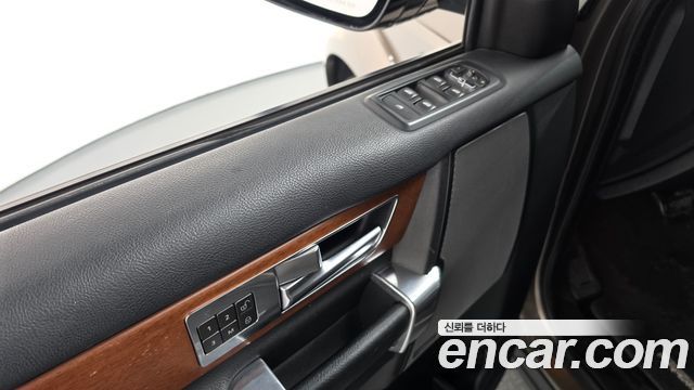 Land Rover Discovery 2015 — photo 30