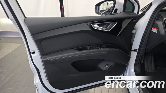 Audi Q4 e-tron 2023 — photo 14