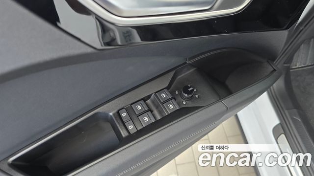 Audi Q4 e-tron 2023 — photo 30