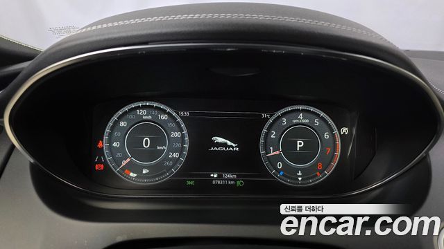 Jaguar E-PACE 2018 — photo 11