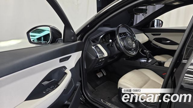 Jaguar E-PACE 2018 — photo 13