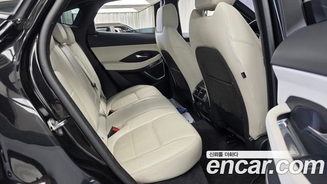 Jaguar E-PACE 2018 — photo 17