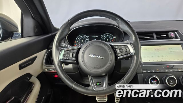 Jaguar E-PACE 2018 — photo 18