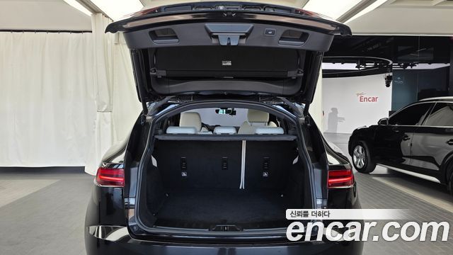 Jaguar E-PACE 2018 — photo 26